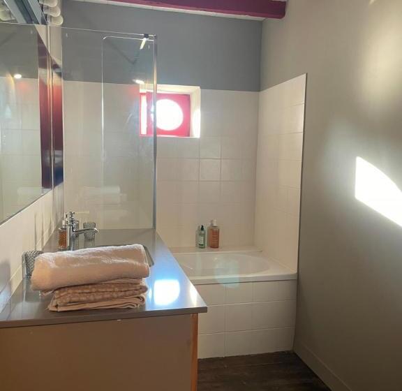 غرفة قياسية, La Croix Des Granges