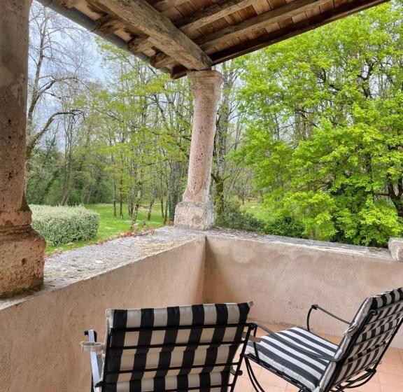 غرفة قياسية, La Croix Des Granges