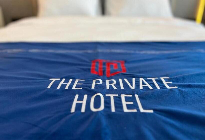 חדר דלוקס לשלושה, The Private Airport