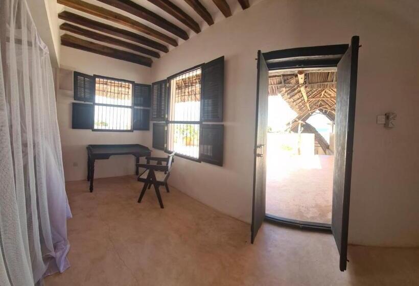 اتاق لوکس با تخت بزرگ, Amma S House