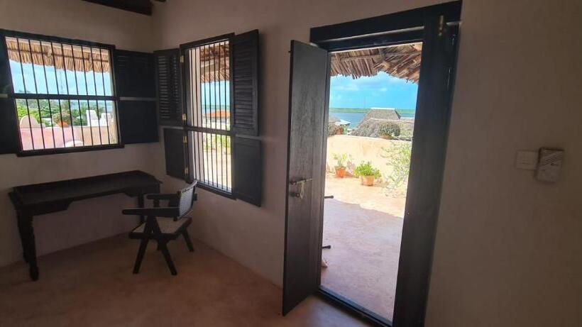 اتاق لوکس با تخت بزرگ, Amma S House