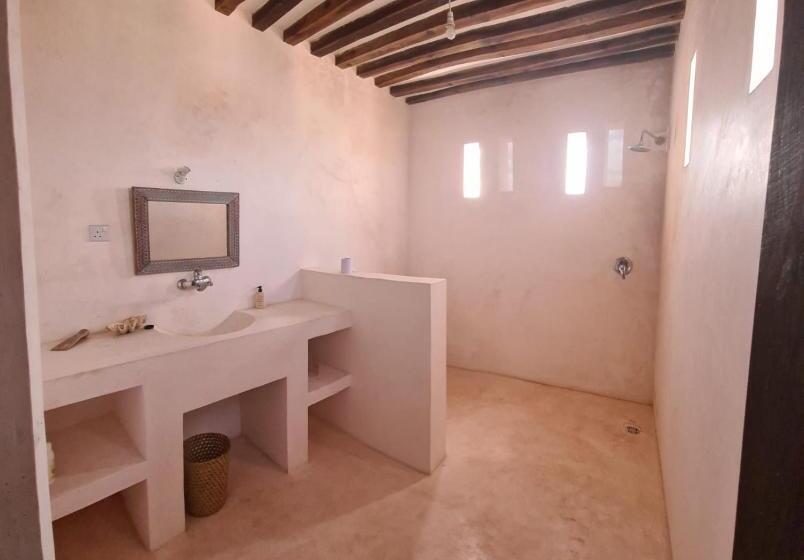 اتاق لوکس با تخت بزرگ, Amma S House