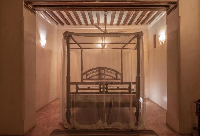 اتاق استاندارد, Amma S House