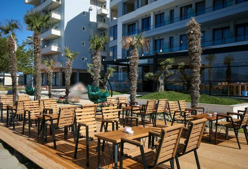 חדר קלאסי לשלושה, Sea & Sand