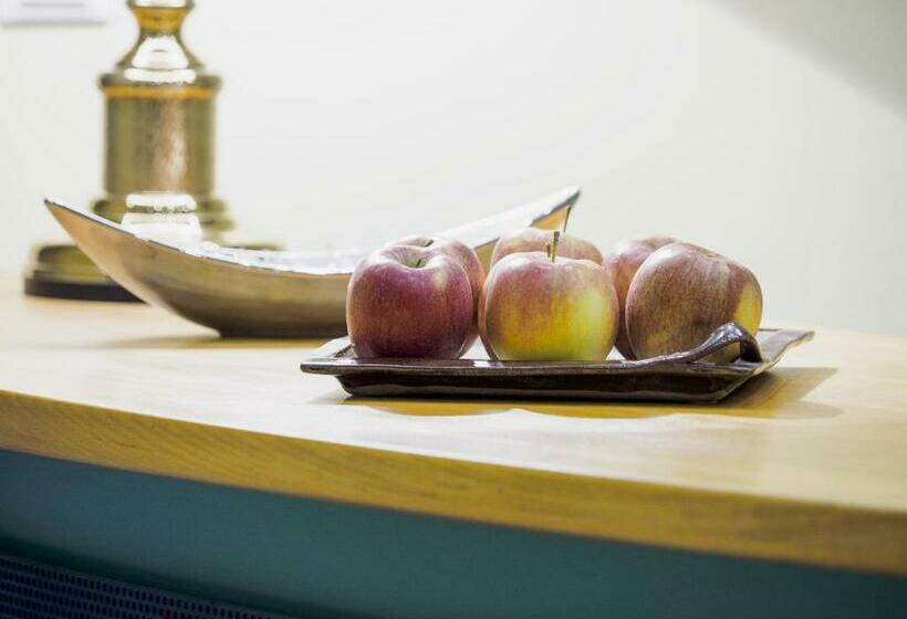 اتاق استاندارد, A8 Lukas