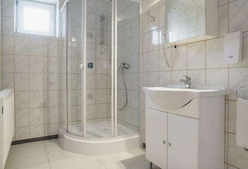 اتاق راحتی سه تخته, A8 Lukas