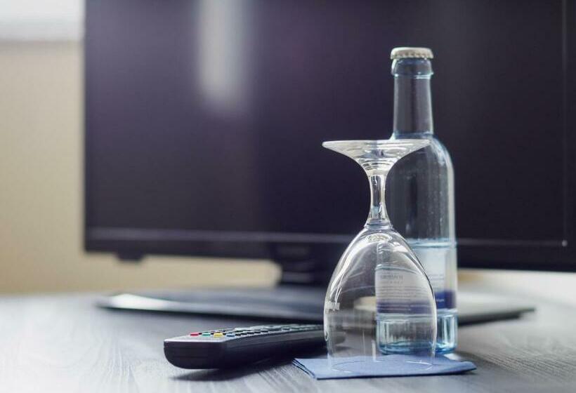 اتاق راحتی سه تخته, A8 Lukas