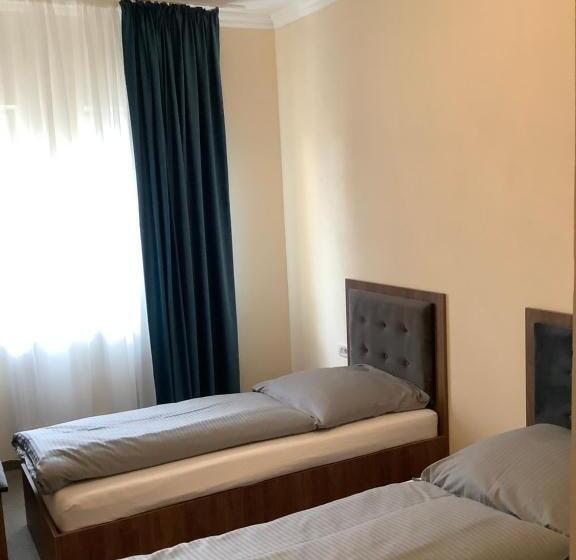 اتاق لوکس, A8 Lukas