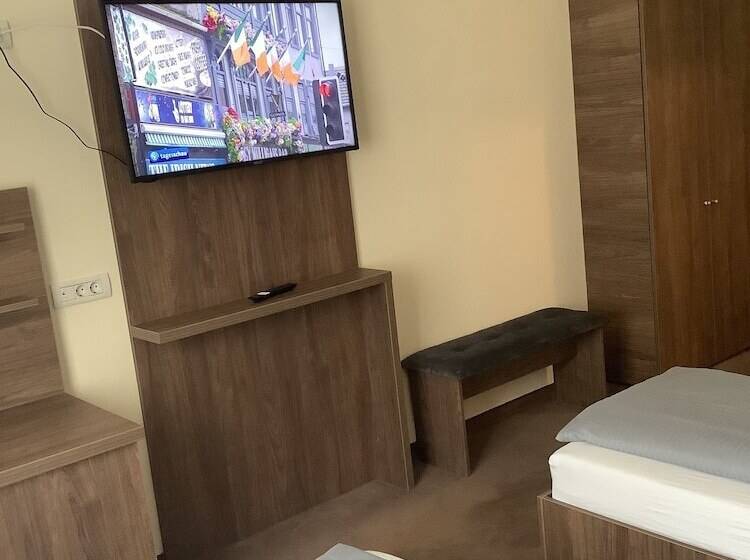 اتاق لوکس, A8 Lukas