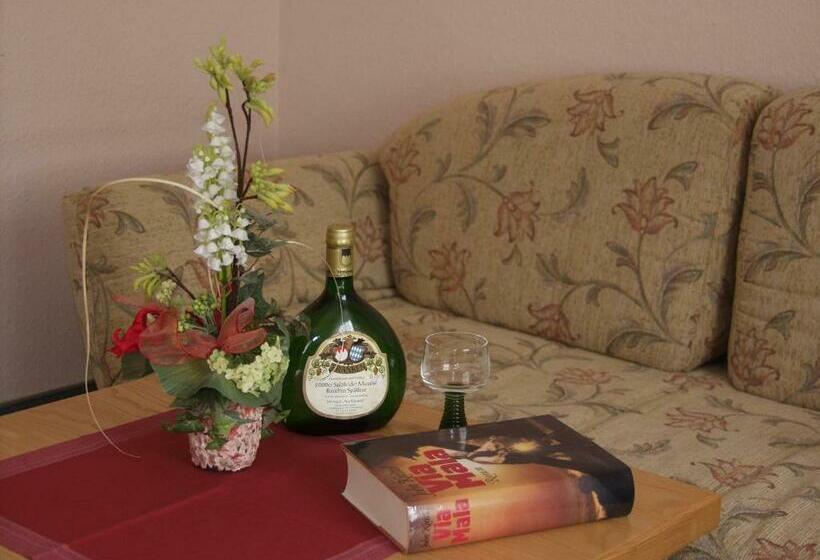 带大床的标准工作室, Ebner