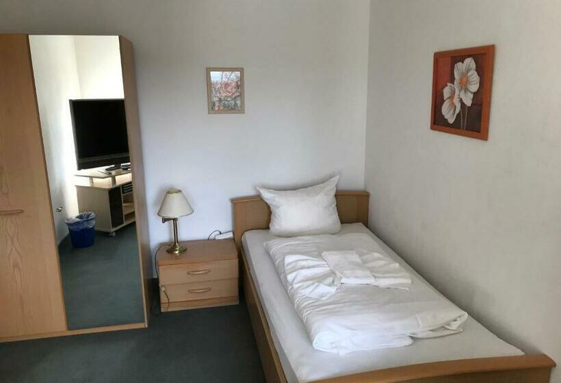 Номер Стандарт Индивидуальный, Hennies Hannover Sehnde