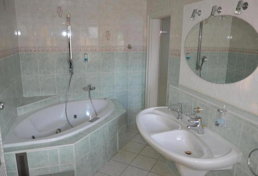 דירת שלושה חדרים, Pommerscher Hof