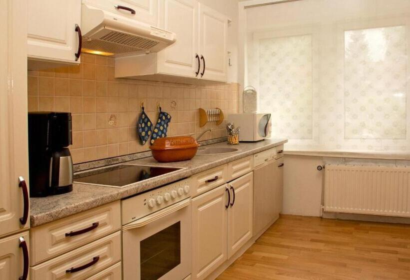 דירת שלושה חדרים, Pommerscher Hof