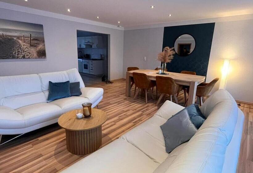 דירת שלושה חדרים, Pommerscher Hof