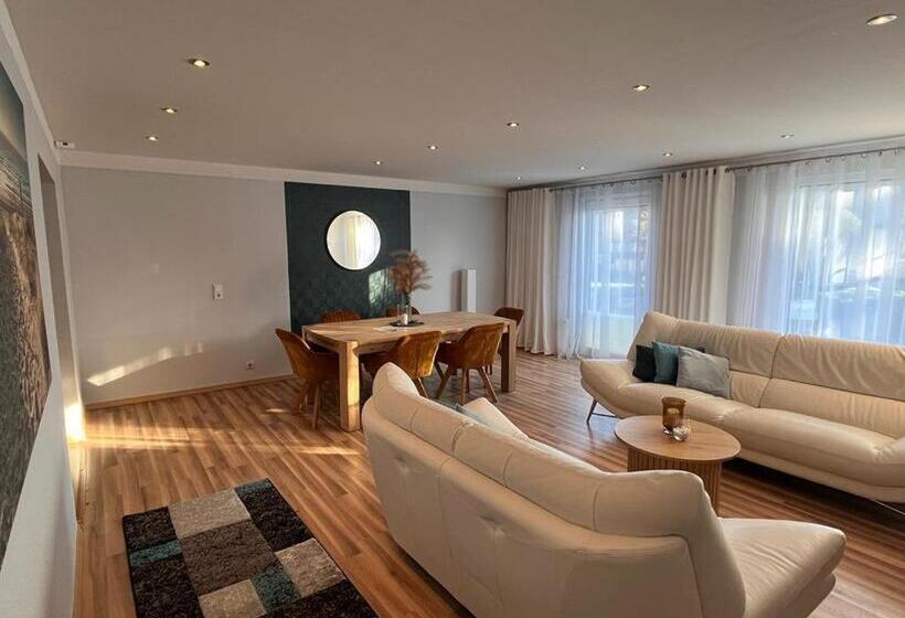 דירת שלושה חדרים, Pommerscher Hof