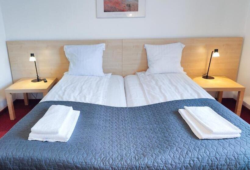 חדר משפחתי, Rønnes