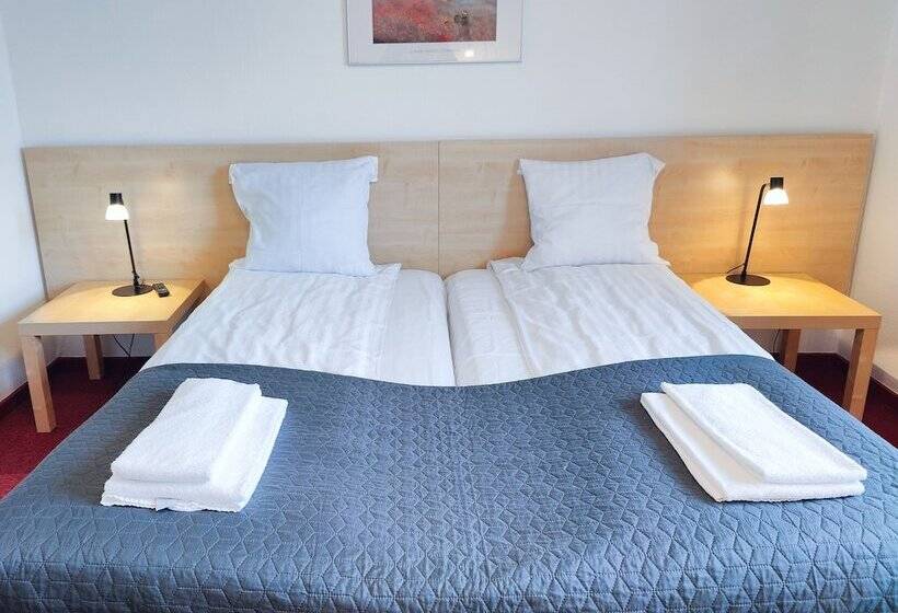 חדר משפחתי, Rønnes