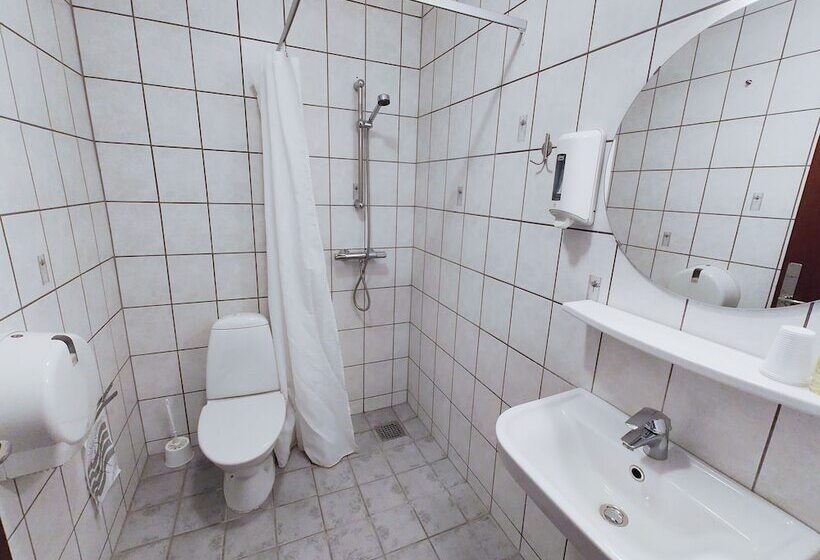 חדר משפחתי, Rønnes