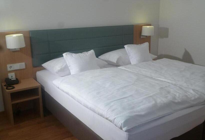 1 Bedroom Apartment Lake View, Seepark Garni