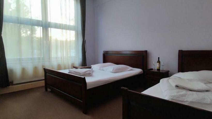 غرفة قياسية ثلاثية, Motel Azur Km36