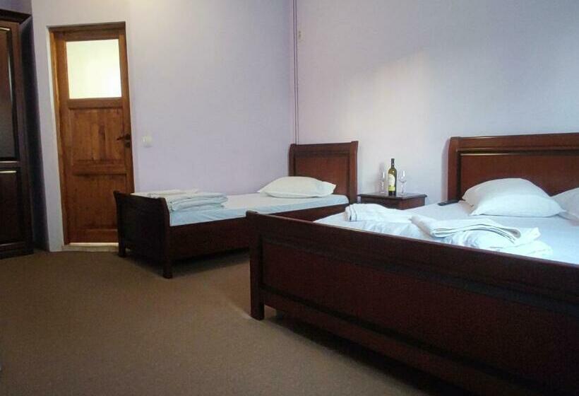 غرفة قياسية ثلاثية, Motel Azur Km36