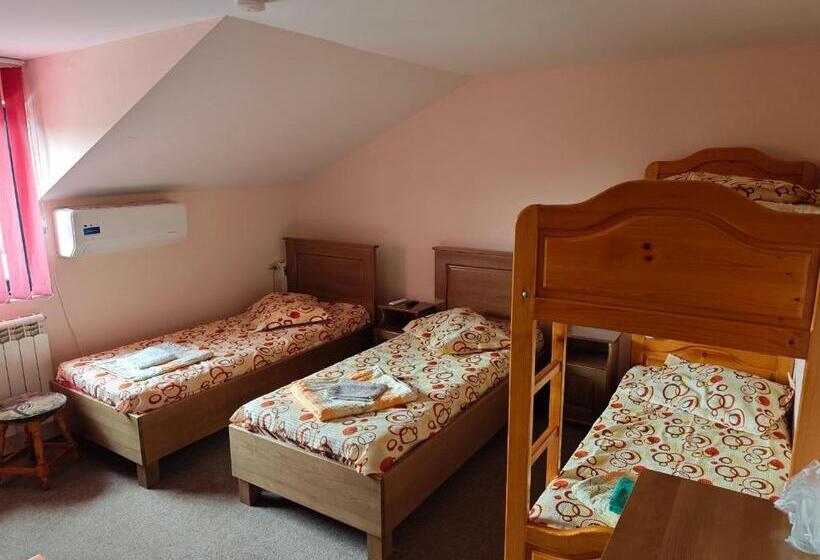 חדר אקונומי לארבעה, Motel Azur Km36