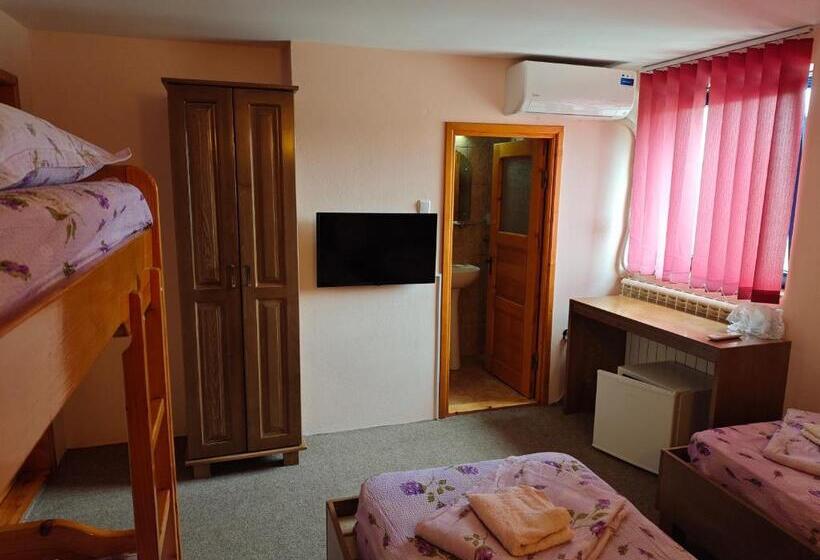 חדר אקונומי לארבעה, Motel Azur Km36