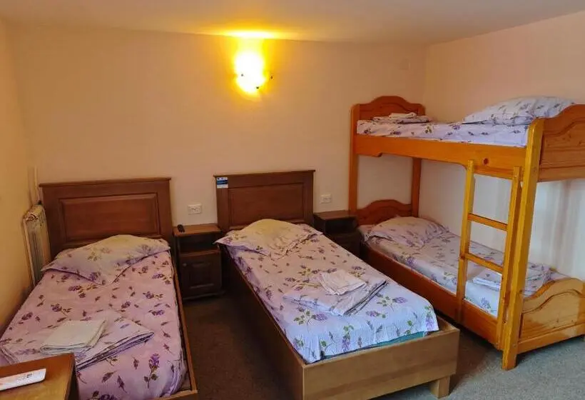 エコノミー４人部屋, Motel Azur Km36