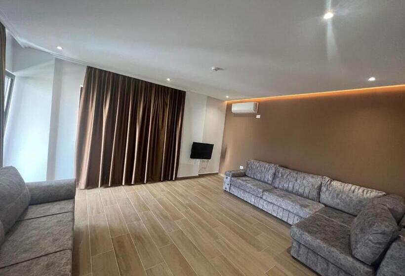 سوییت با چشم‌انداز دریا, Adora S View