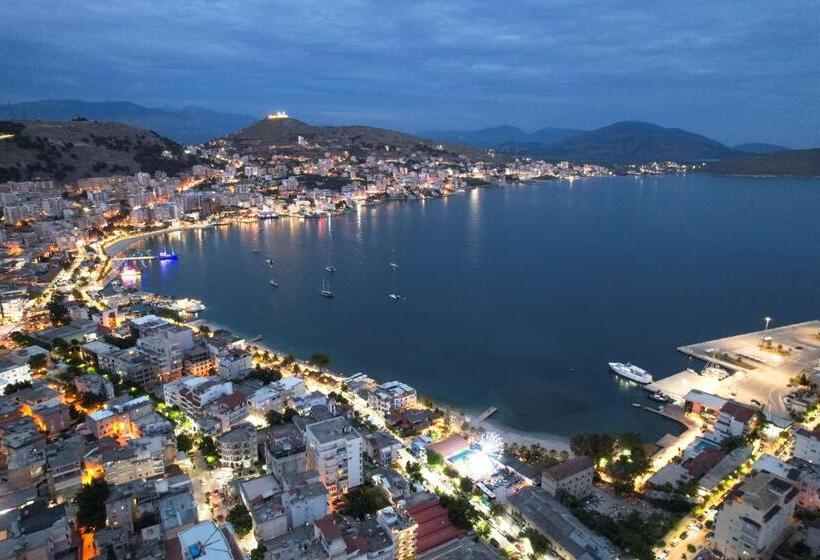 سوییت با چشم‌انداز دریا, Adora S View