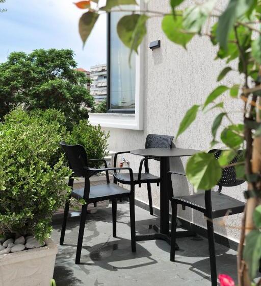 اتاق استاندارد سه تخته با بالکن, Adora S View