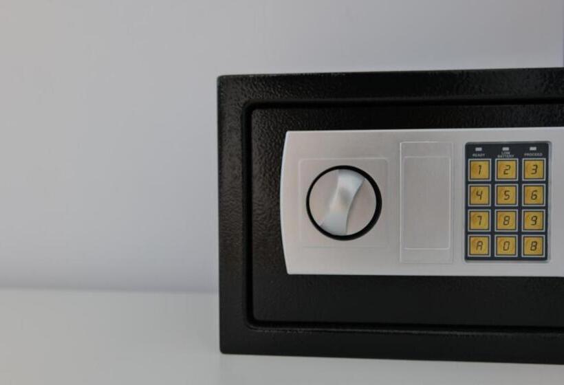 اتاق لوکس با چشم‌انداز دریا, Adora S View