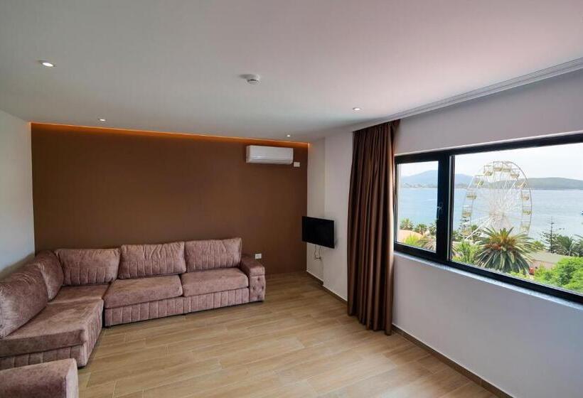 سوئیت با تخت بزرگ, Adora S View