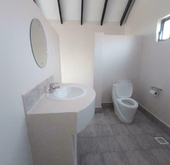 اتاق لوکس با تخت بزرگ, Outback Kenya Lodge