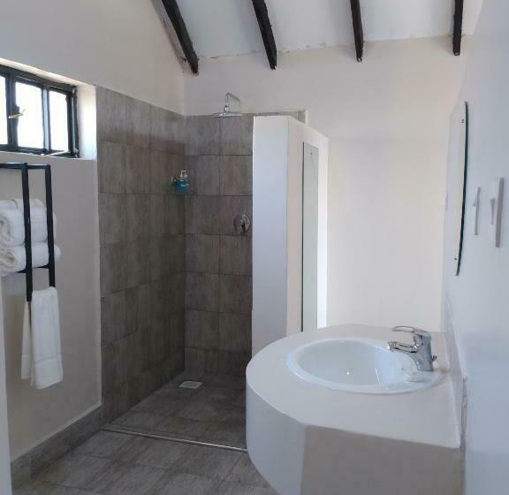 اتاق لوکس با تخت بزرگ, Outback Kenya Lodge