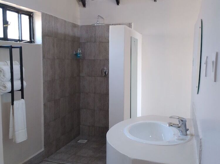 اتاق لوکس, Outback Kenya Lodge