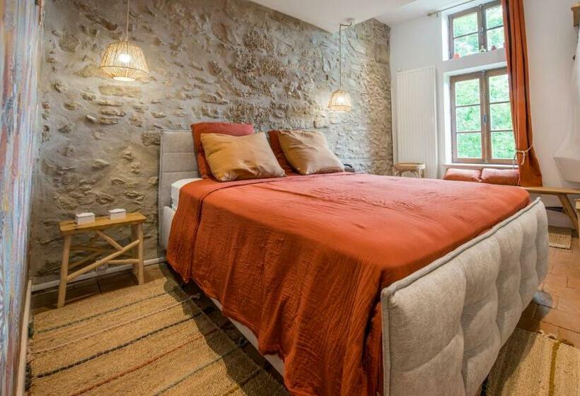 غرفة قياسية مطلّة علي حمام السباحة, Château Beyrin