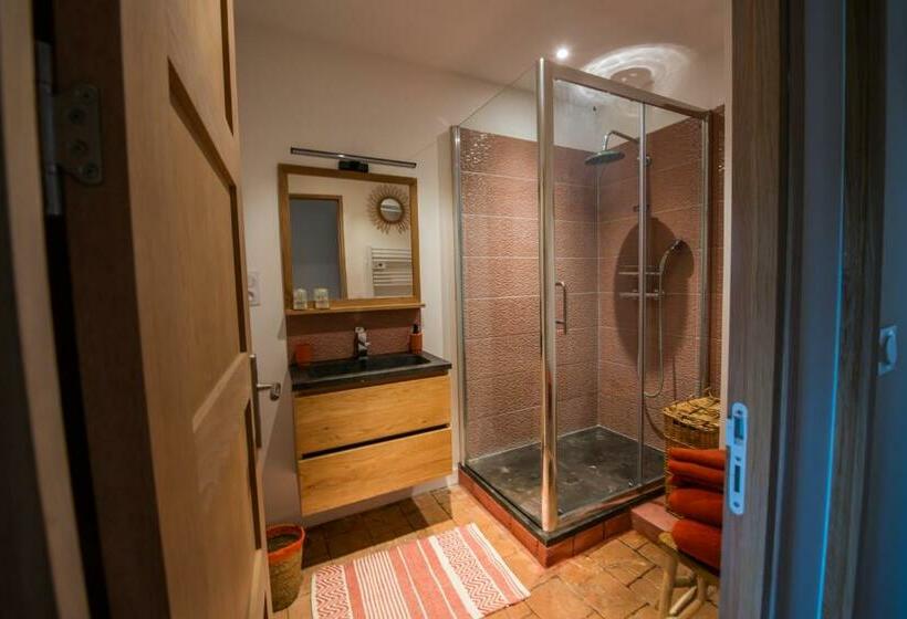 غرفة قياسية مطلّة علي حمام السباحة, Château Beyrin