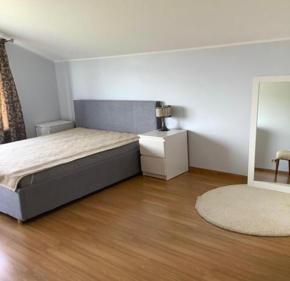 سوییت با چشم‌انداز باغ, Audrės Namai