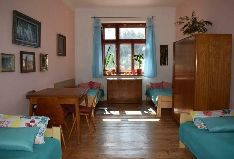 חדר סטנדרט לארבעה, Rychta