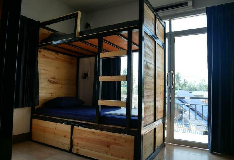 מיטה בחדר משותף, Eq Hostel