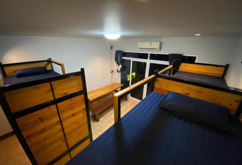 מיטה בחדר משותף, Eq Hostel