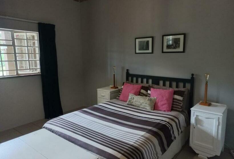 اتاق استاندارد با سرویس بهداشتی مشترک, Orange Elephant Backpackers