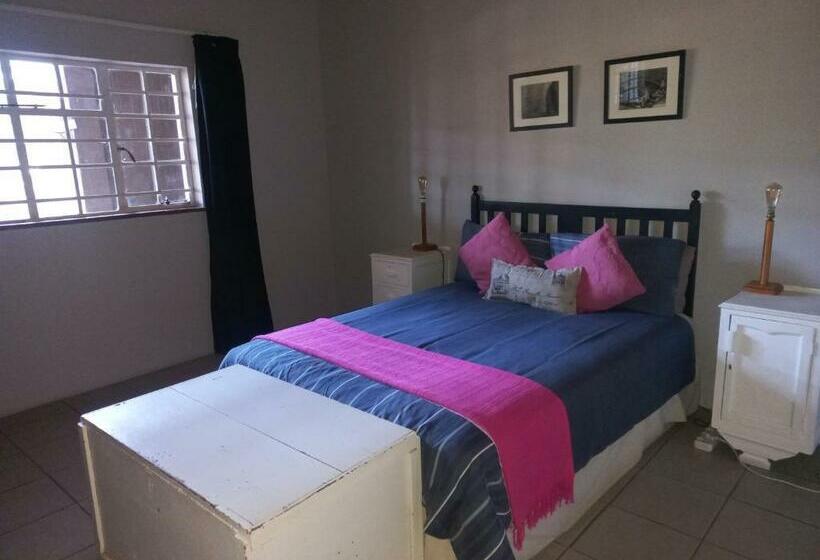 اتاق استاندارد با سرویس بهداشتی مشترک, Orange Elephant Backpackers