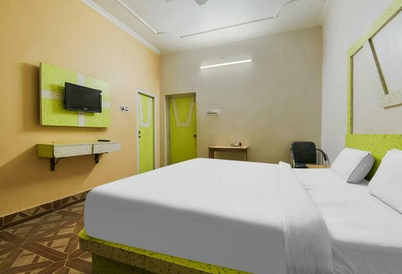 חדר קלאסי לשלושה, Capital O 86965  Chandralok By Clovetree