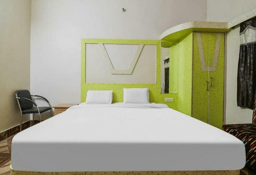 חדר קלאסי לשלושה, Capital O 86965  Chandralok By Clovetree