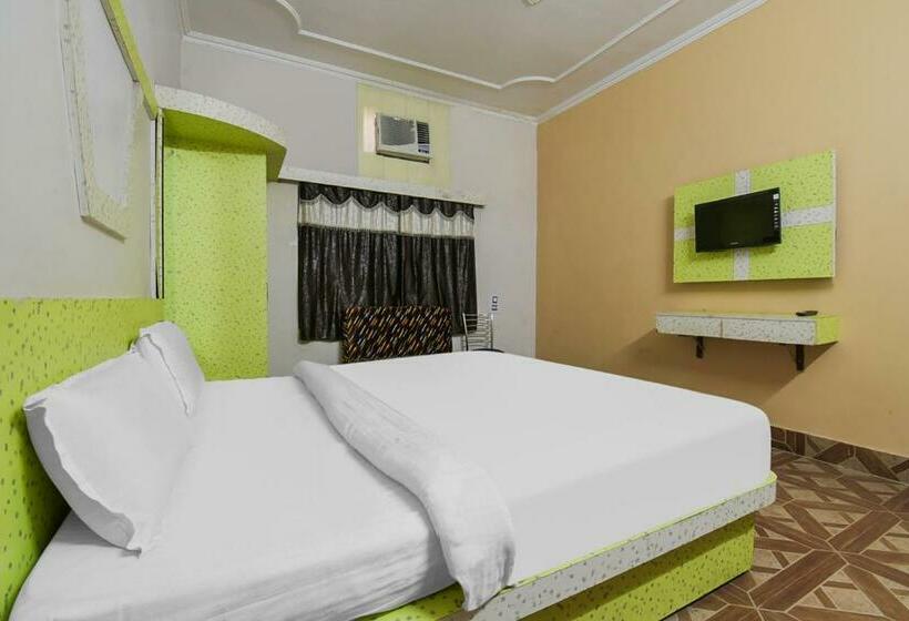 חדר קלאסי לשלושה, Capital O 86965  Chandralok By Clovetree