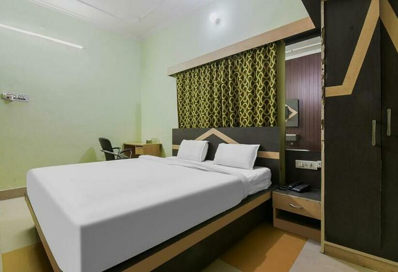 חדר קלאסי לשלושה, Capital O 86965  Chandralok By Clovetree