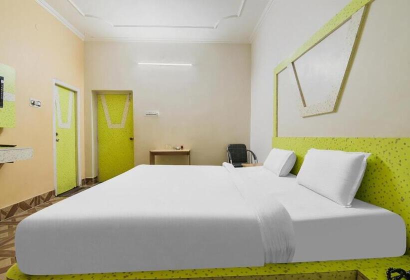 חדר קלאסי לשלושה, Capital O 86965  Chandralok By Clovetree