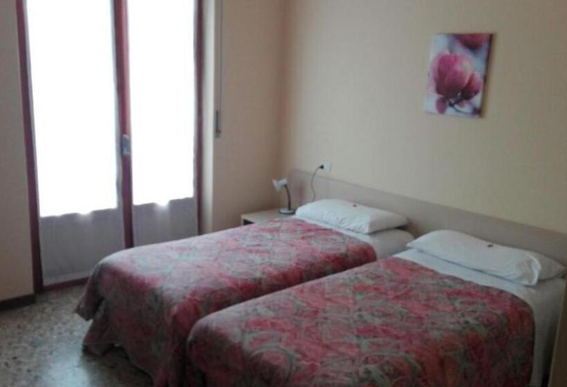 バルコニー付きシングルスタンダードルーム, Rosalpina